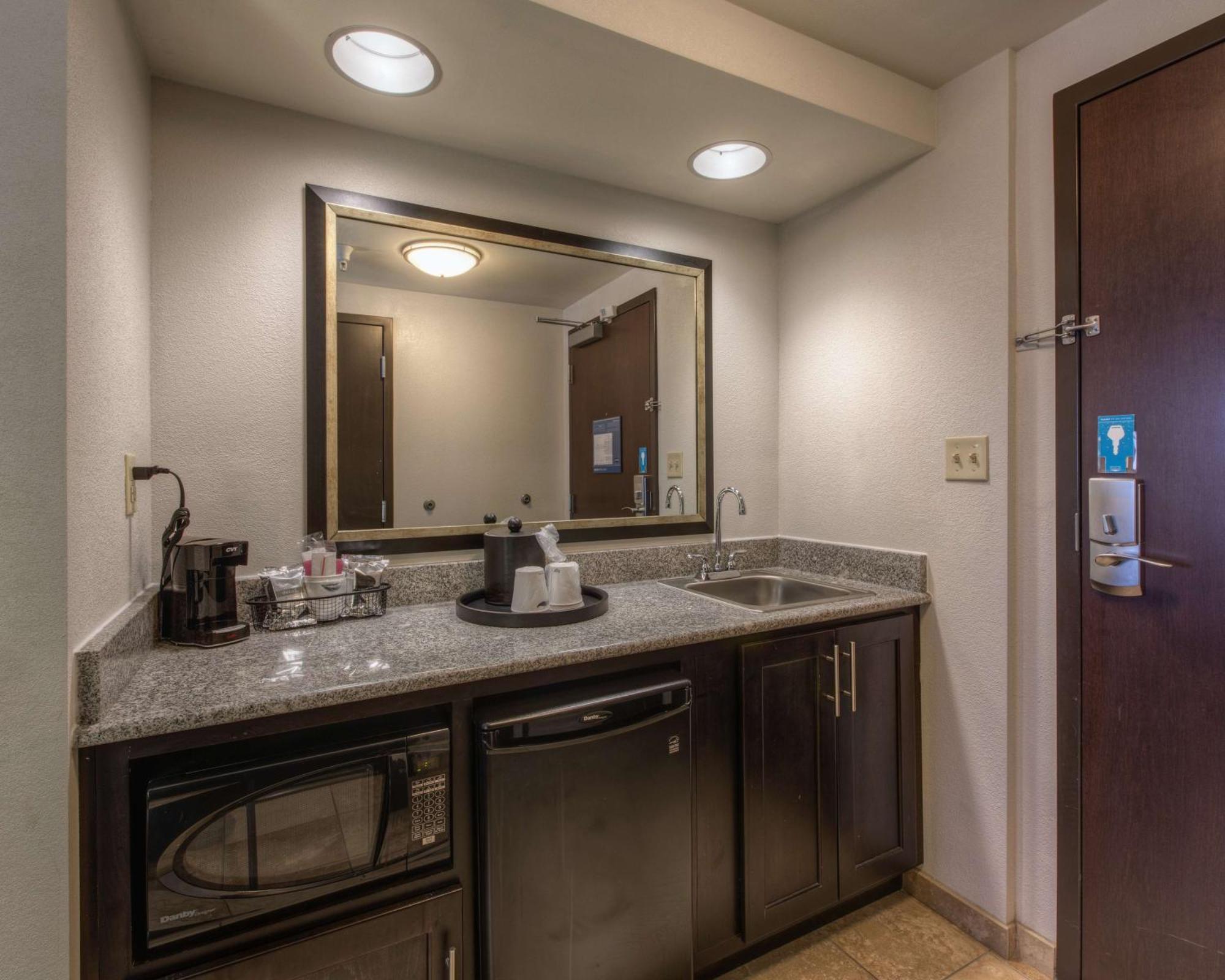 Hampton & Detroit/airport 3*