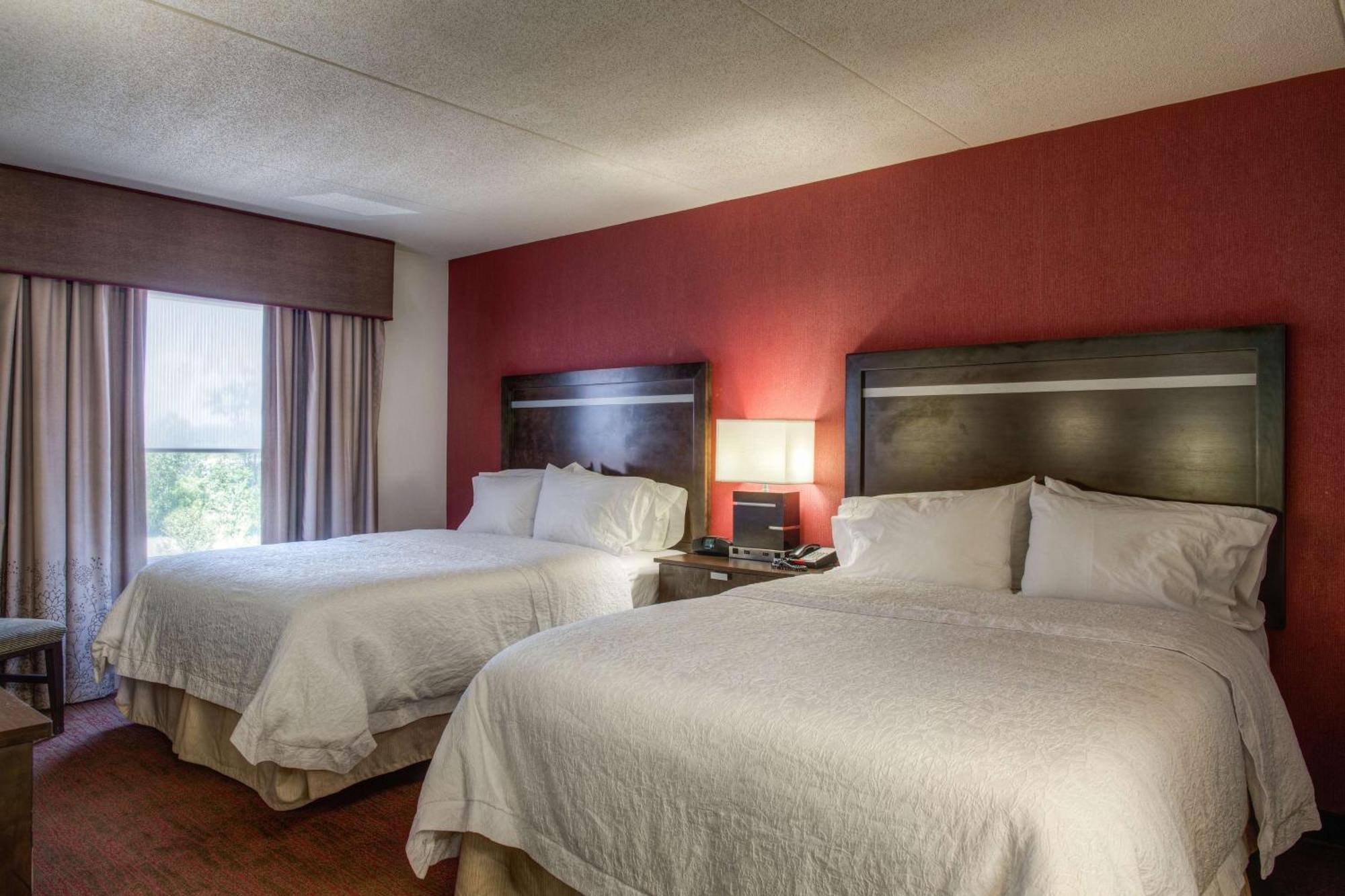 Hampton & Detroit/airport Hotel