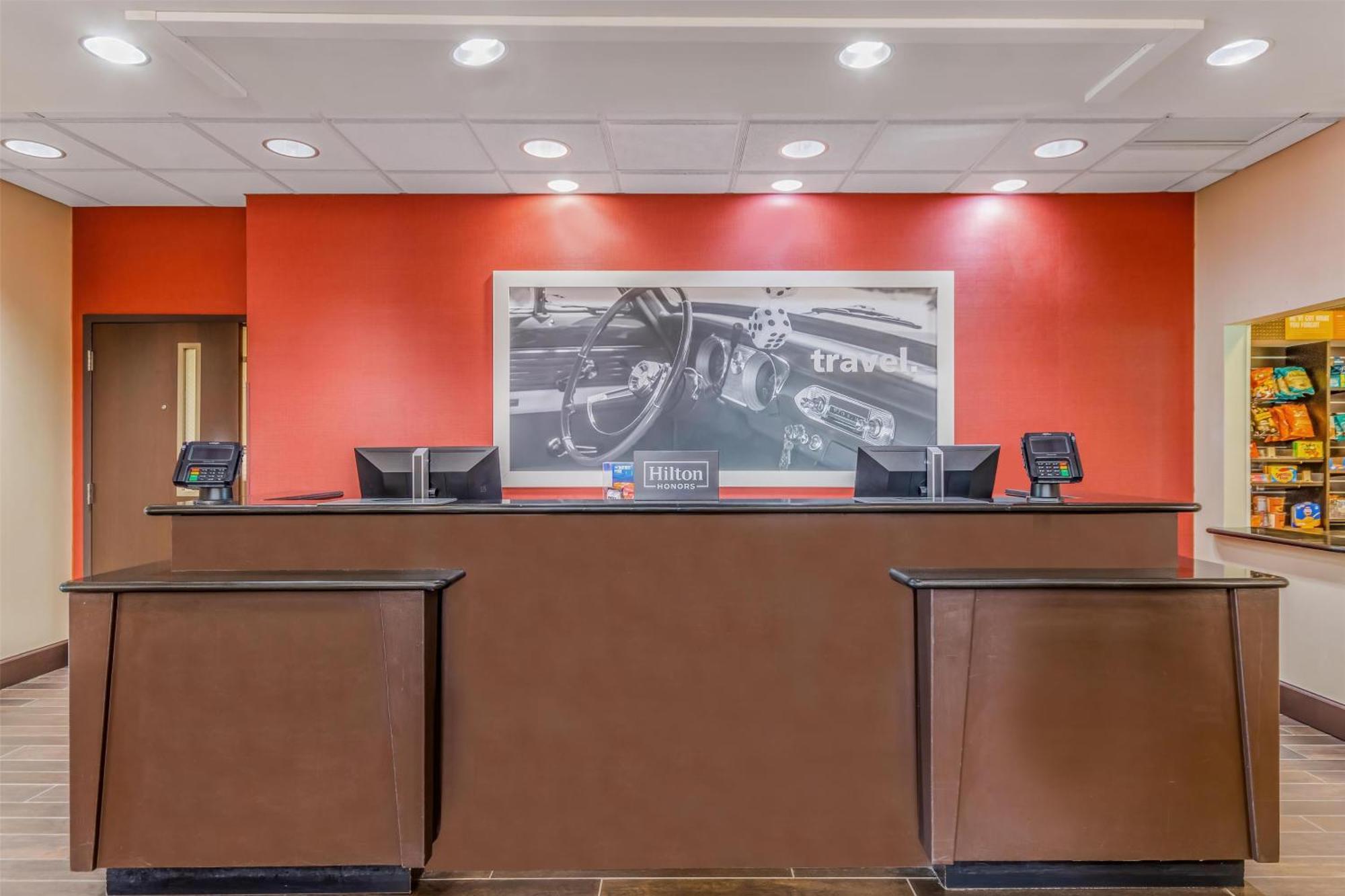 Hampton & Detroit/airport Hotel