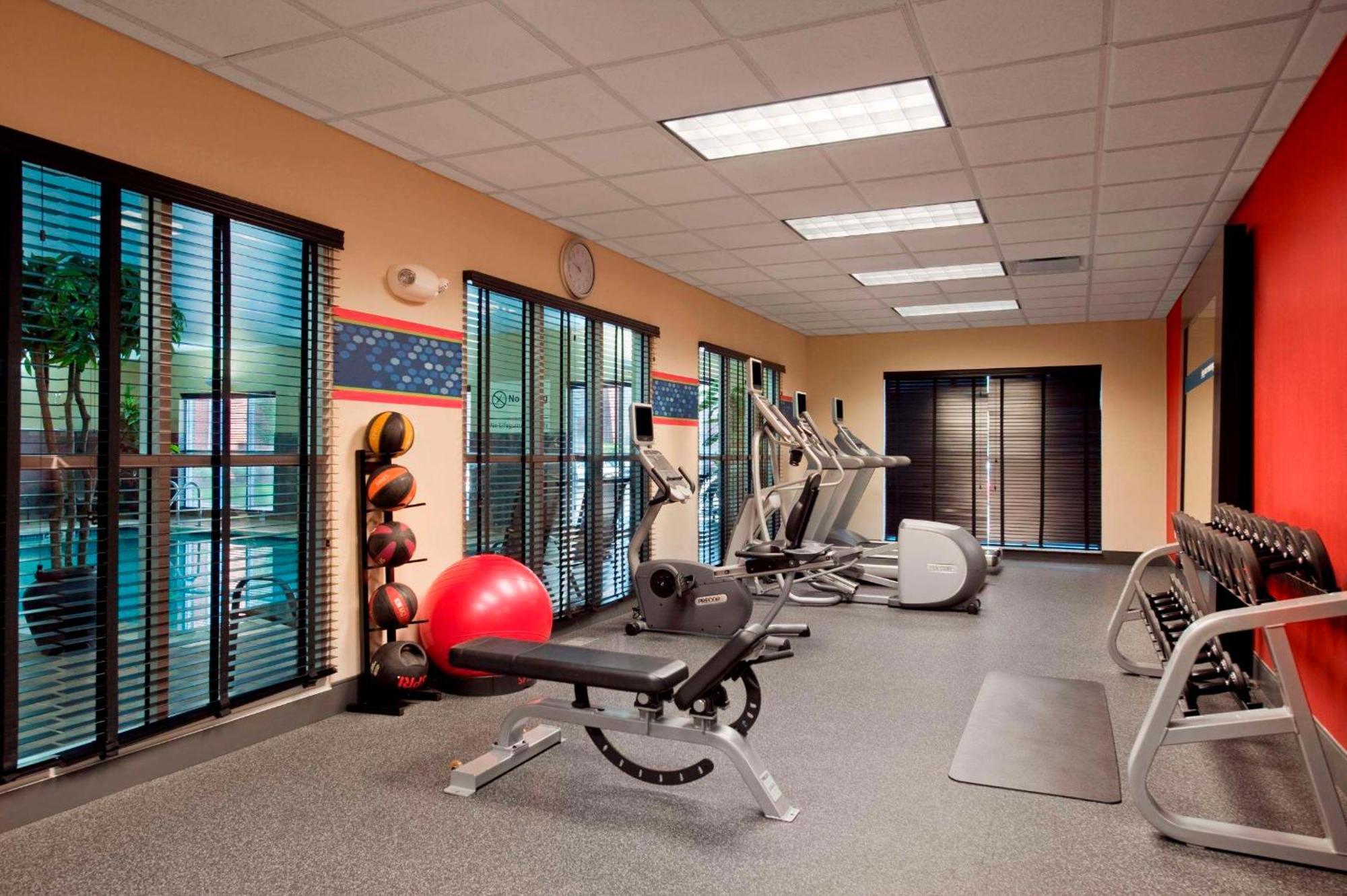Hampton & Detroit/airport Hotel 3*