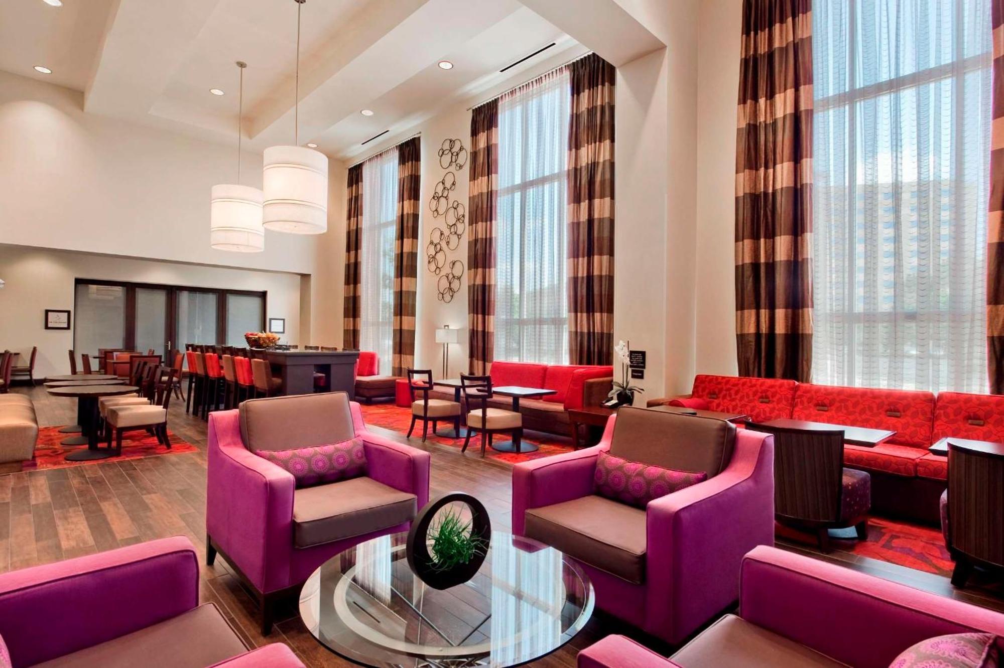 Hampton & Detroit/airport Hotel 3*