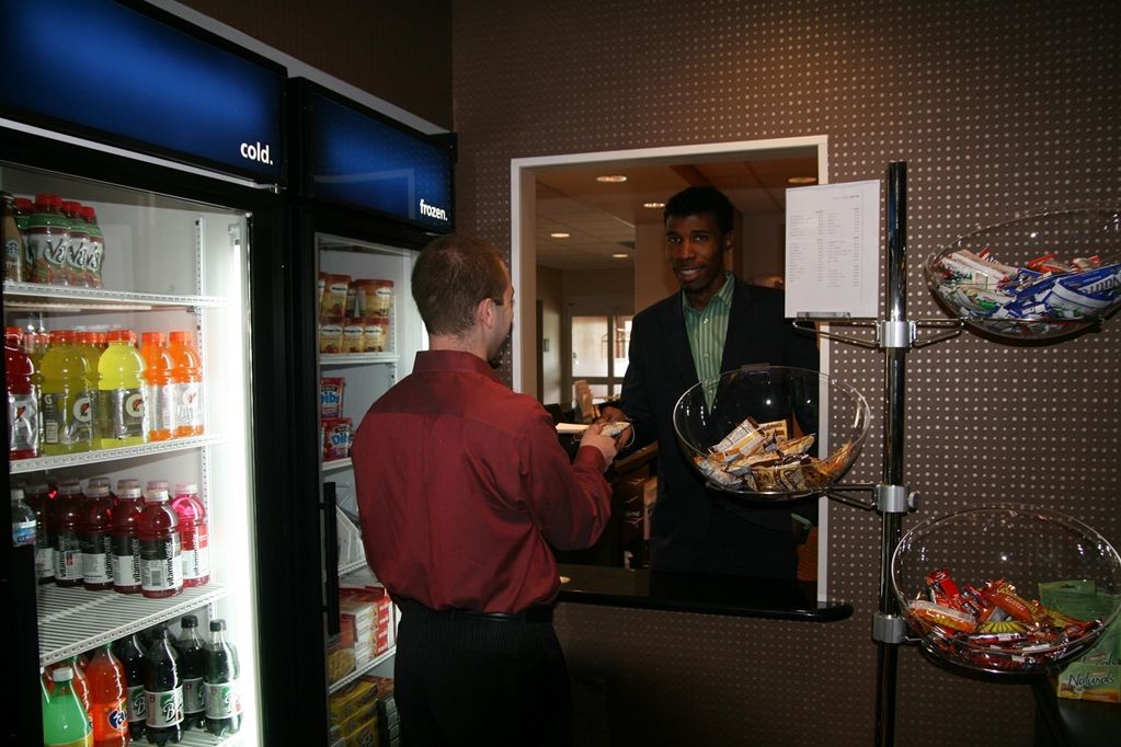 Hampton & Detroit/airport Hotel